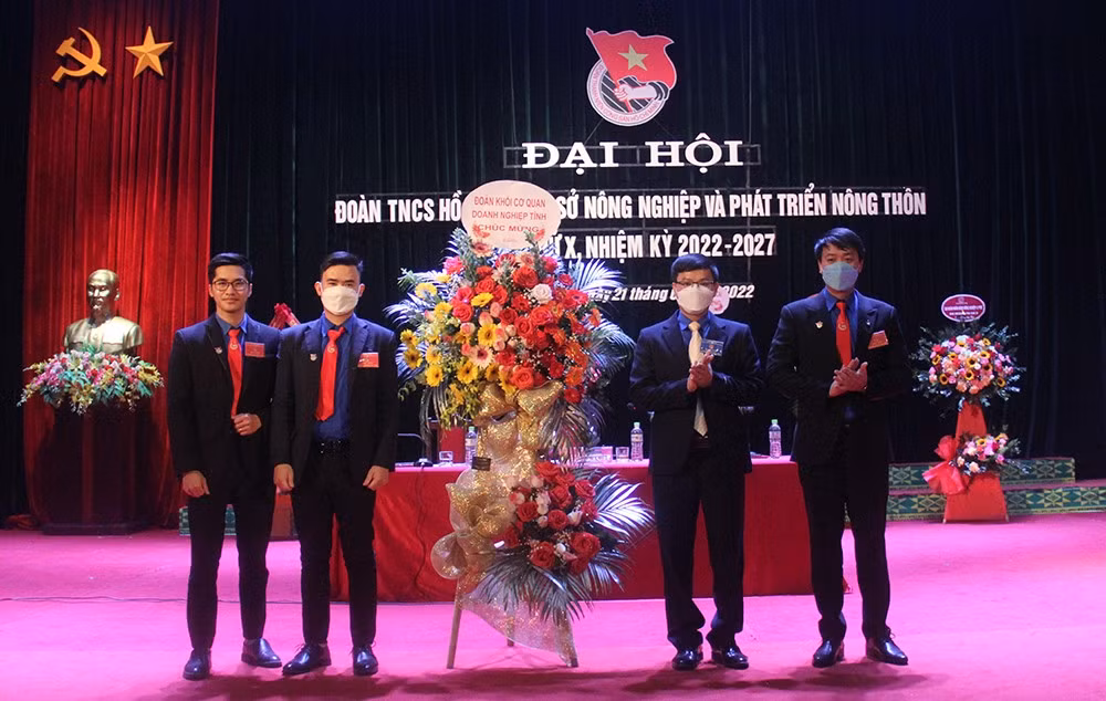 Đoàn khối Cơ quan – Doanh nghiệp tỉnh tặng lẵng hoa chúc mừng Đại hội.