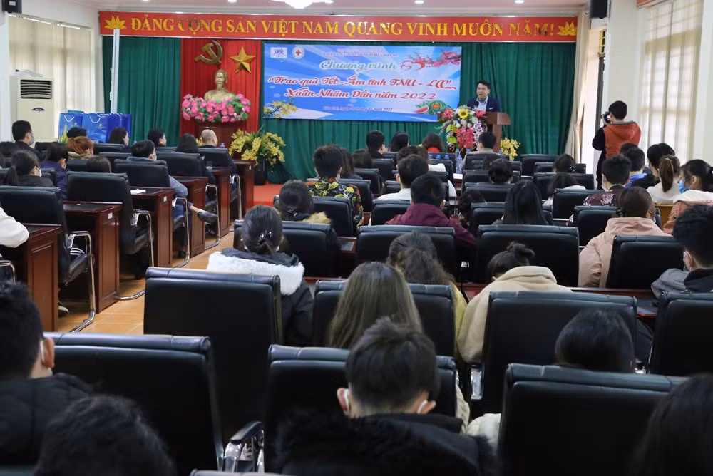 Phân hiệu Đại học Thái Nguyên tại Lào Cai tặng quà Tết cho sinh viên ảnh 1