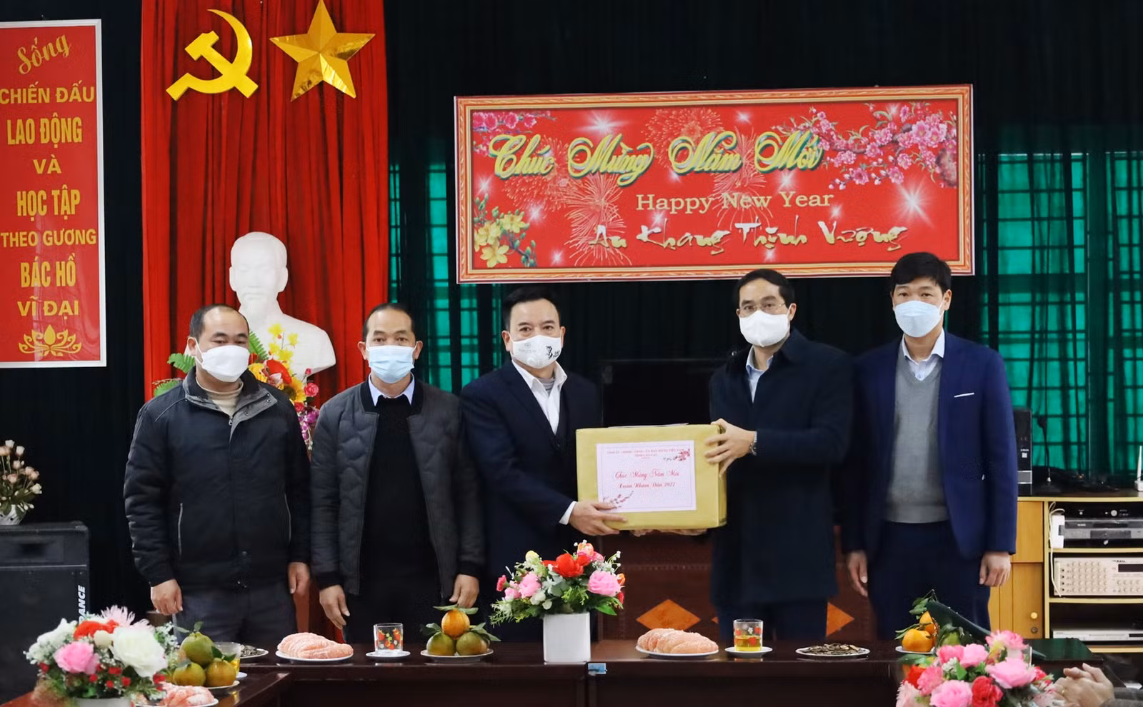 Chủ tịch UBND tỉnh Trịnh Xuân Trường thăm, tặng quà Tết tại huyện Mường Khương ảnh 10