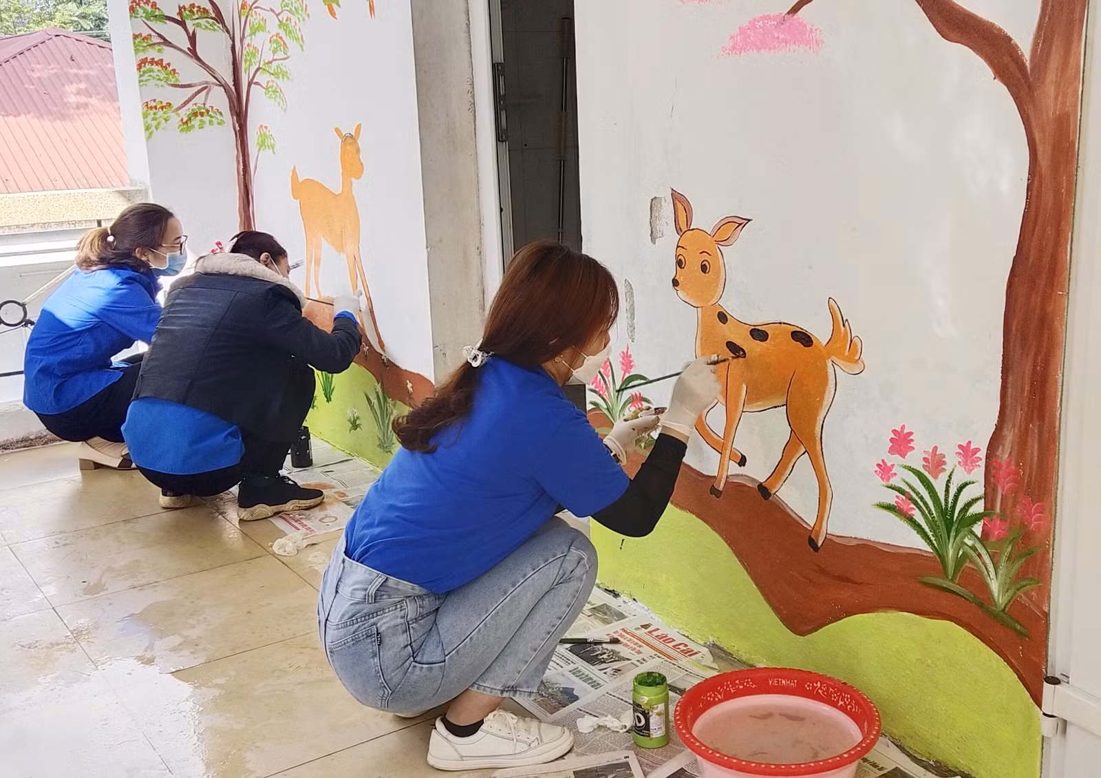 Tặng quà, vẽ tranh tường trong chương trình “Bức họa tuổi thơ” ảnh 4
