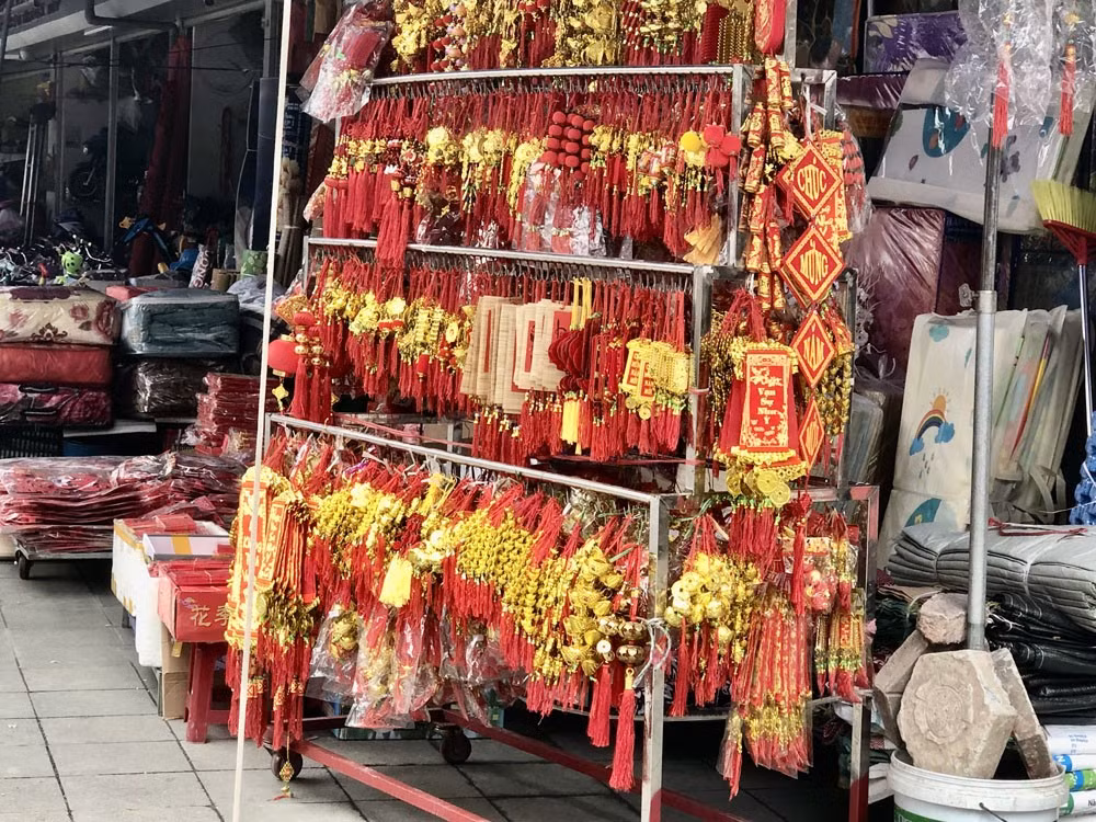 Rực rỡ sắc màu đồ trang trí tết.