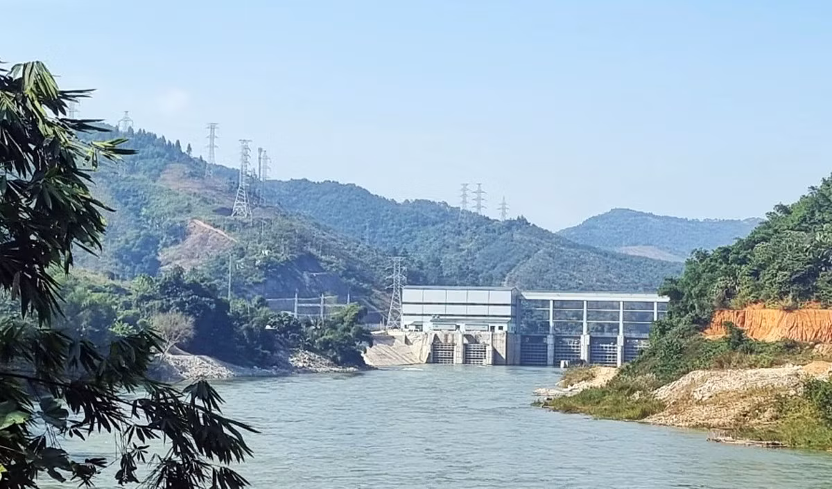 Từ khi Nhà máy Thuỷ điện Phúc Long tích nước đã gây ra hiện tượng sạt lở, lún nứt nhiều nhà dân ven hai bờ sông Chảy.