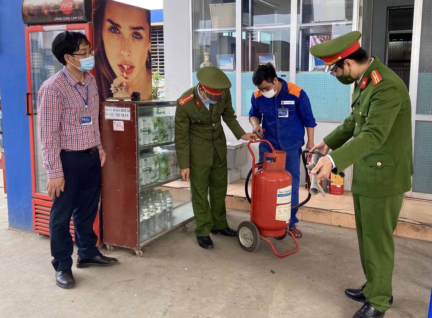 Kiểm tra hệ thống phòng cháy, chữa cháy tại cửa hàng xăng dầu Bắc Cường.