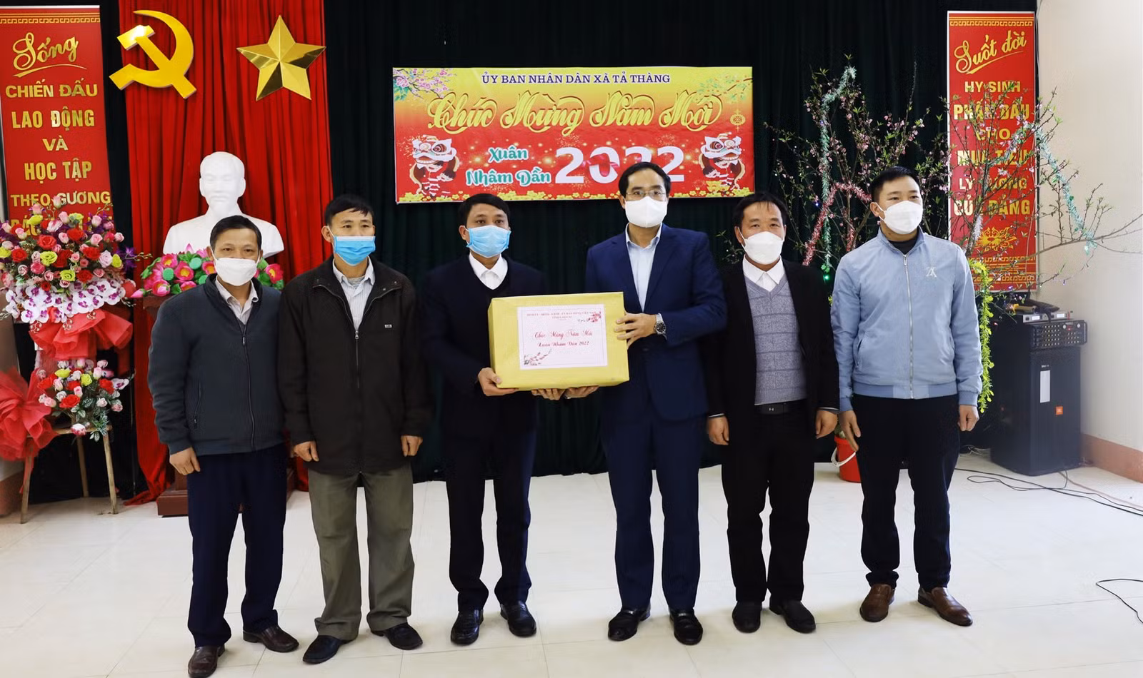 Chủ tịch UBND tỉnh Trịnh Xuân Trường thăm, tặng quà Tết tại huyện Mường Khương ảnh 13