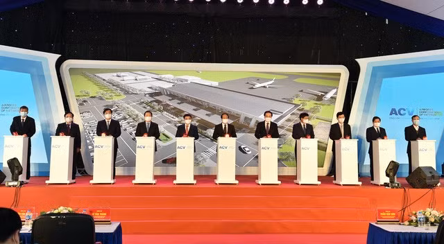 Phó Thủ tướng Lê Văn Thành và các đại biểu nhấn nút khởi công dự án.