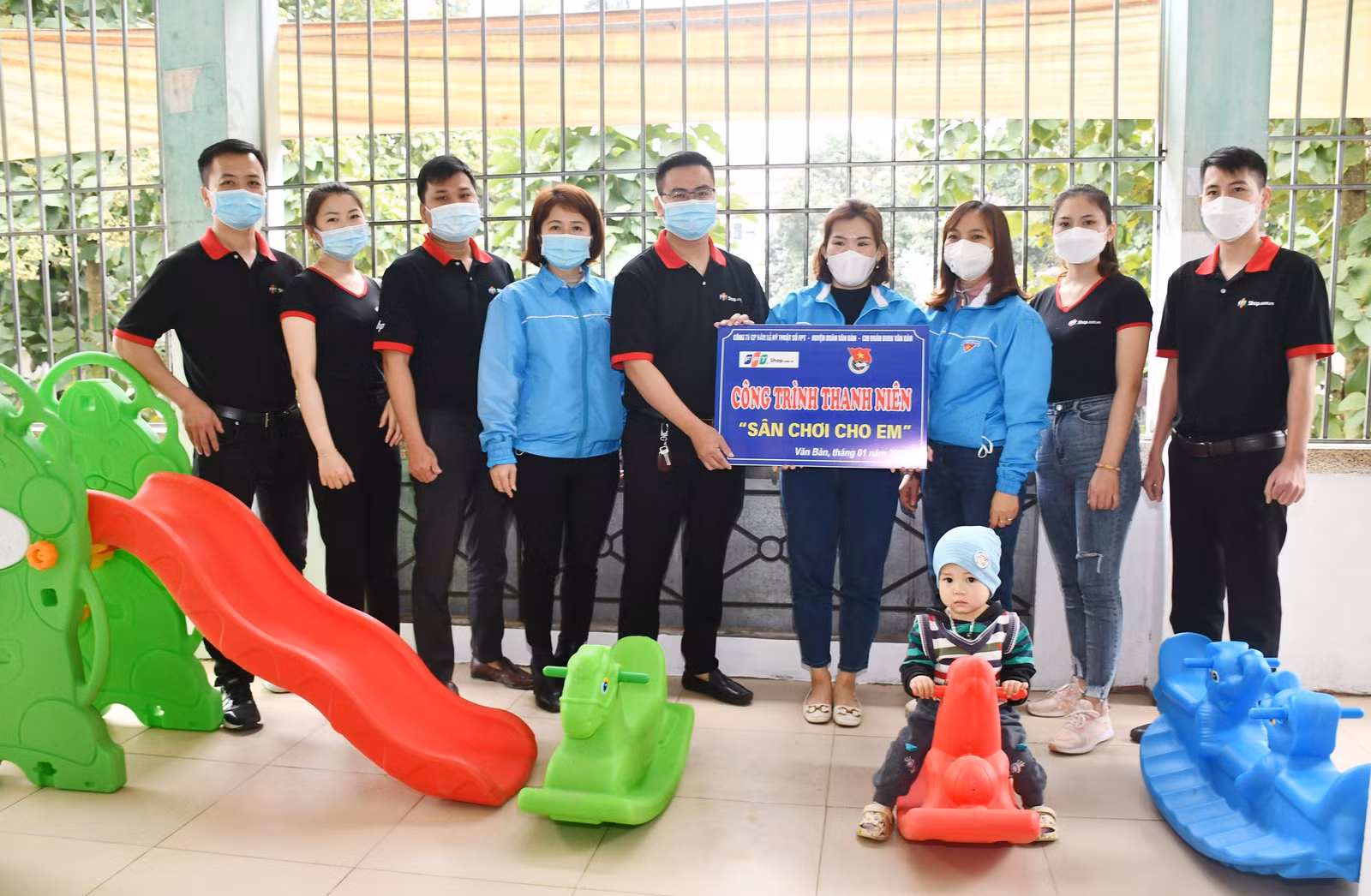 Tặng quà, vẽ tranh tường trong chương trình “Bức họa tuổi thơ” ảnh 2