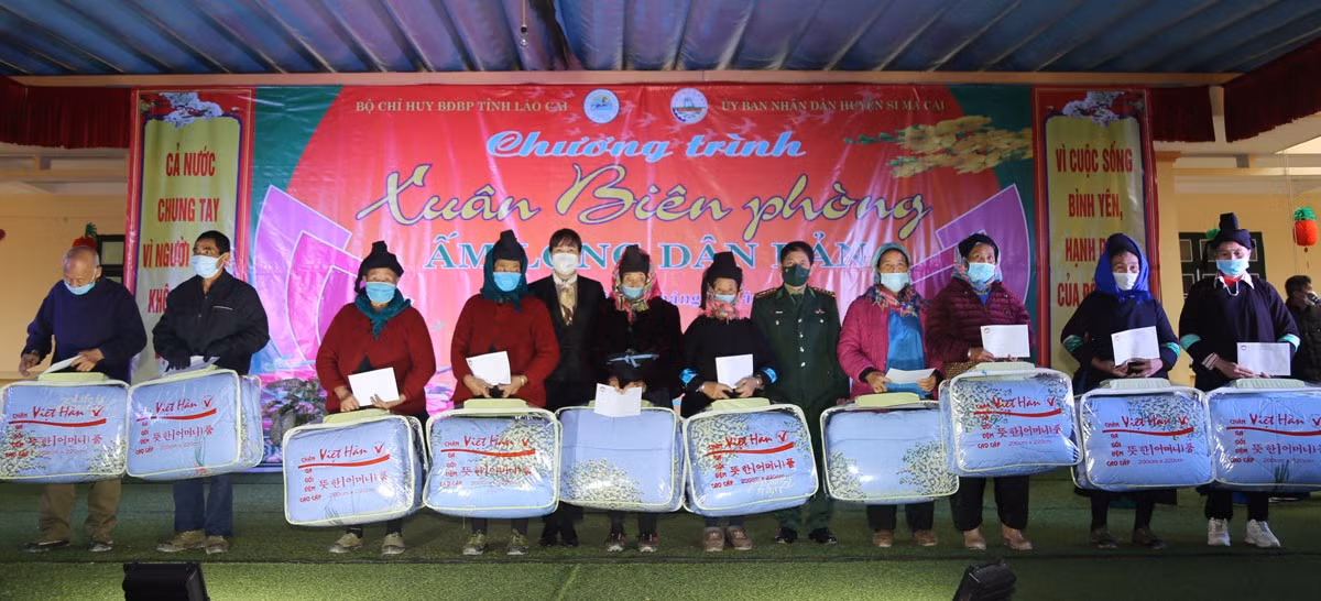 Ấm áp Chương trình “Xuân biên phòng - Ấm lòng dân bản” ảnh 1