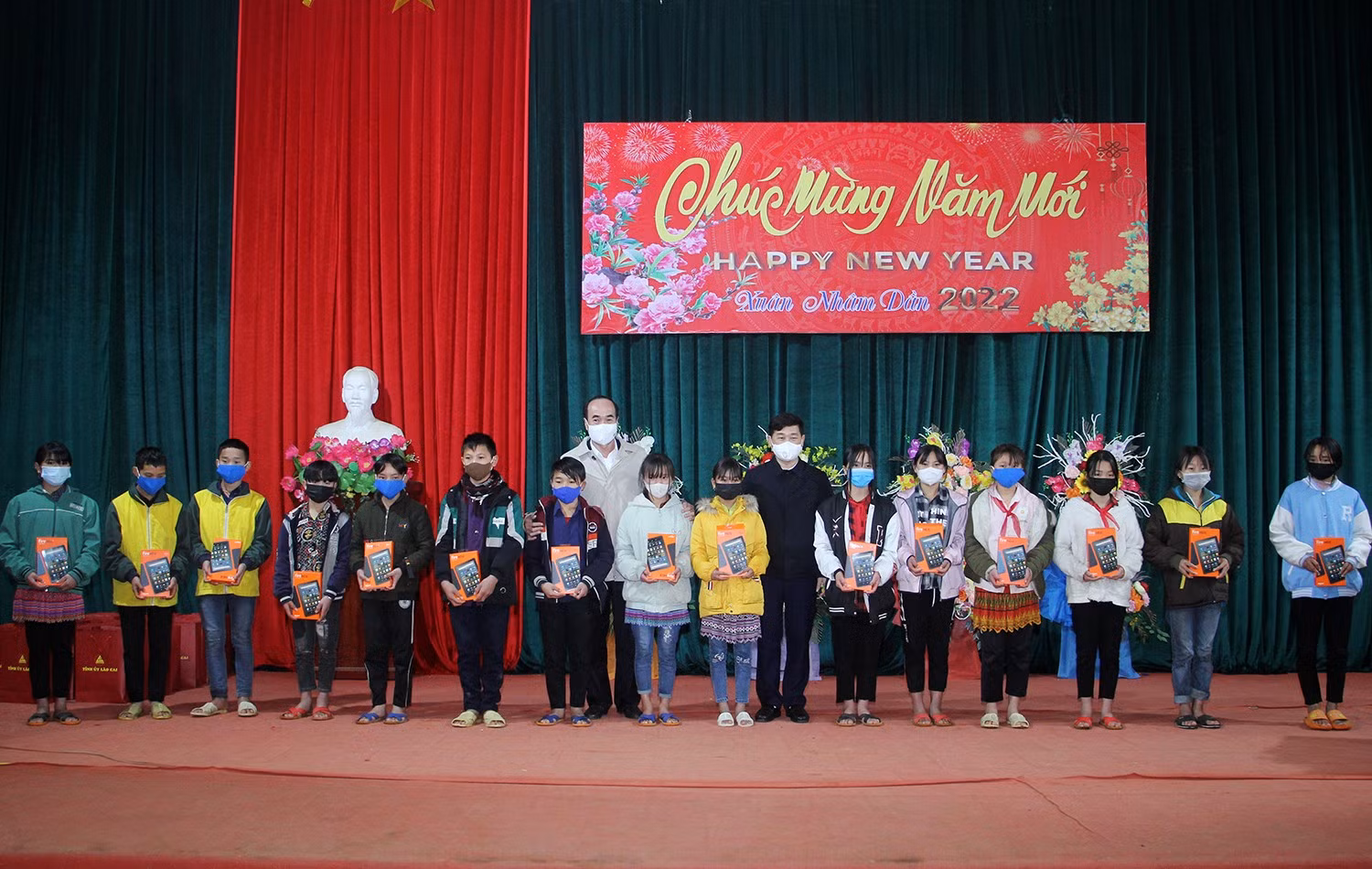 Các đồng chí lãnh đạo tỉnh thăm, chúc Tết tại Bắc Hà ảnh 7