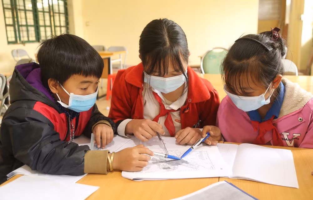Học sinh gặp khó khăn khi không có sách phải học bằng tài liệu phô tô chỉ có hai màu đen, trắng.