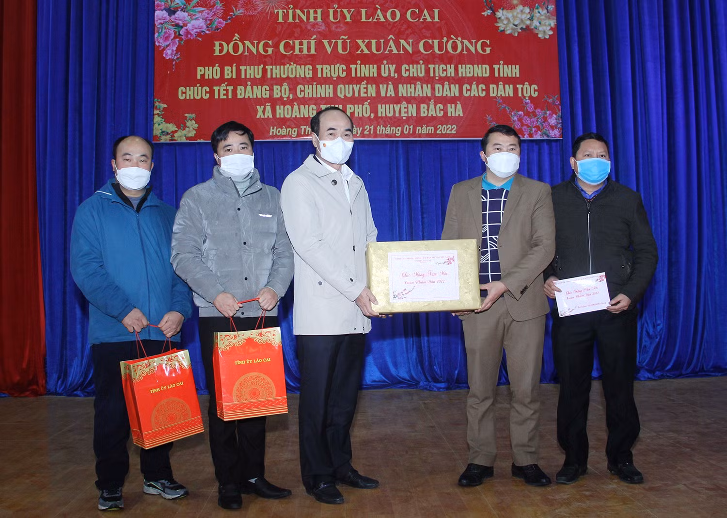 Các đồng chí lãnh đạo tỉnh thăm, chúc Tết tại Bắc Hà ảnh 2
