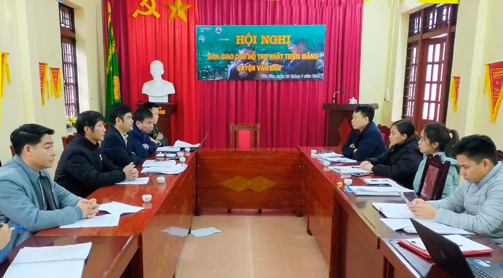 Đại diện các cơ quan tham gia thảo luận việc bàn giao Quỹ hỗ trợ phát triển măng sặt.