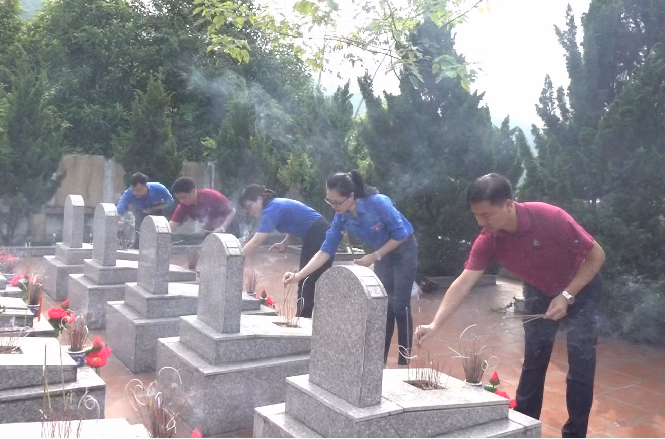 Các cơ quan, đơn vị, địa phương gặp mặt, tặng quà gia đình chính sách ảnh 6