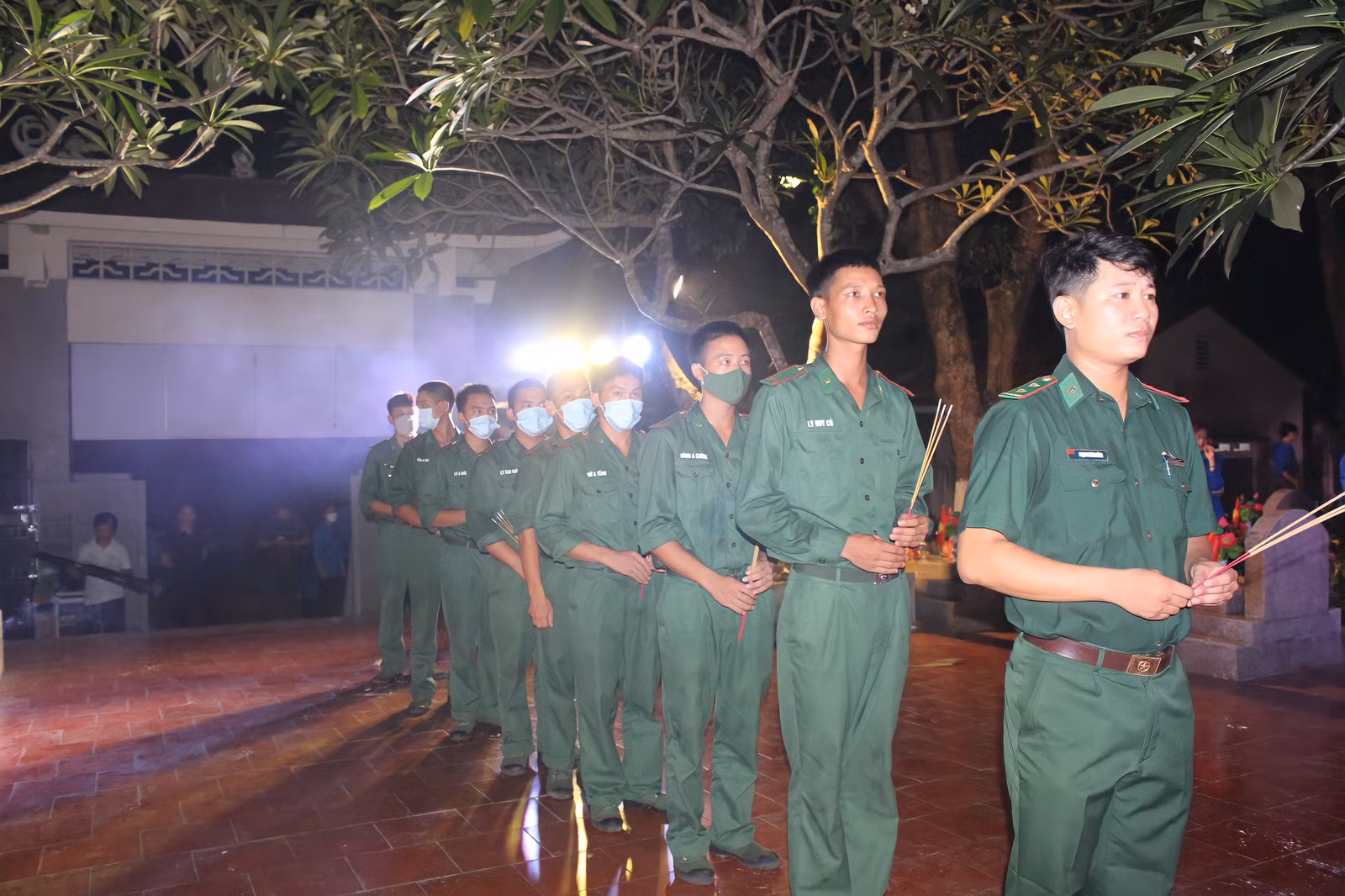 Thắp nến tri ân các anh hùng liệt sỹ ảnh 5