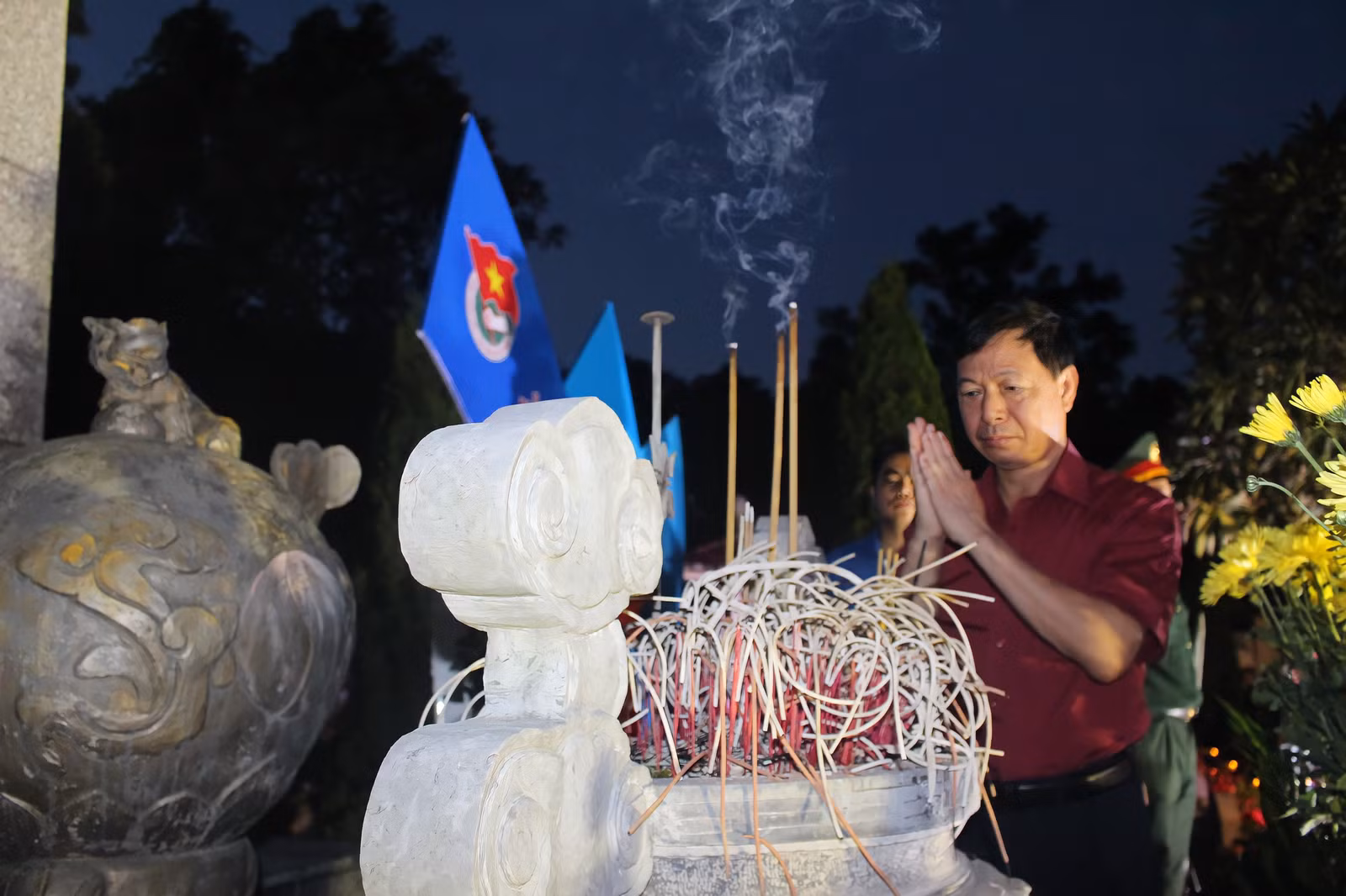 Thắp nến tri ân các anh hùng liệt sỹ ảnh 3