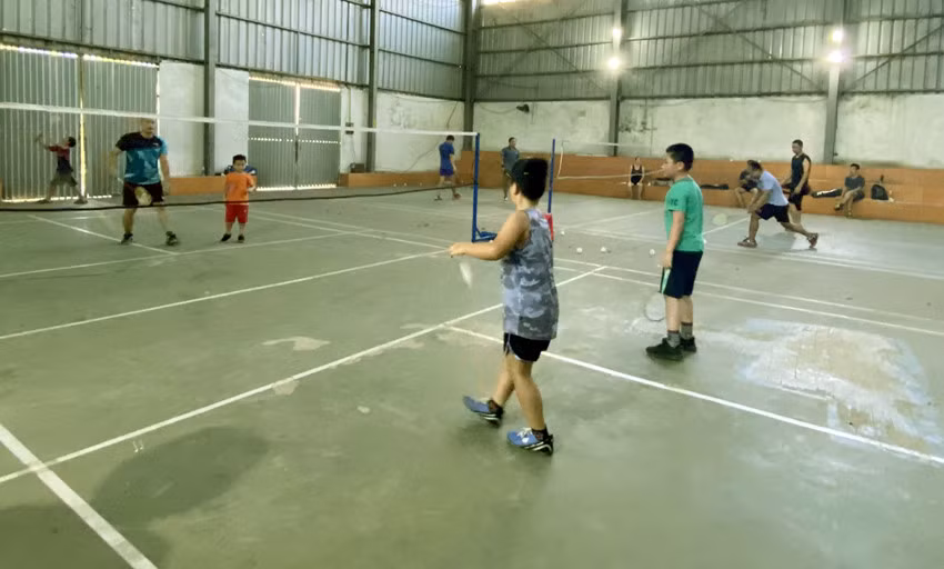 Các em nhỏ cũng được bố mẹ đưa tới sân tập chơi cầu lông để rèn luyện sức khỏe.