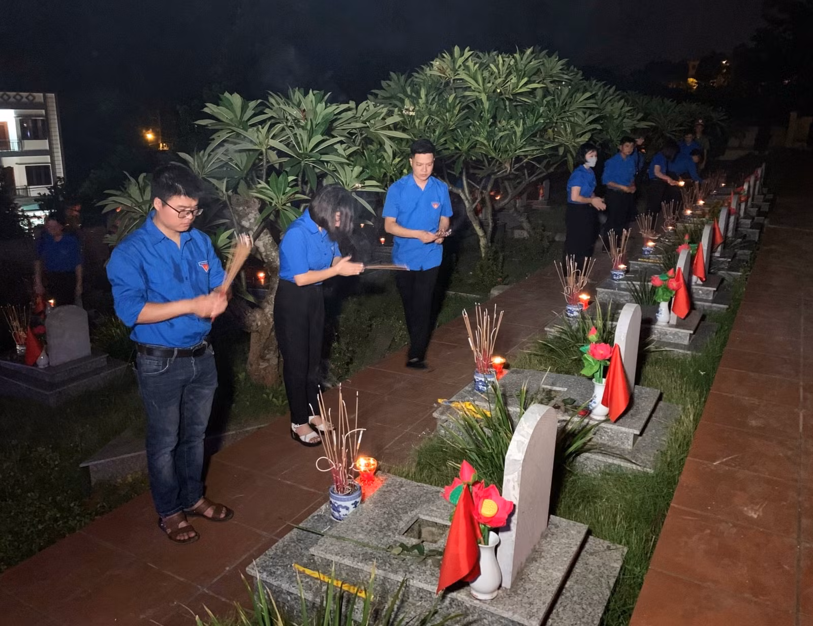 Thắp nến tri ân các anh hùng liệt sỹ ảnh 12