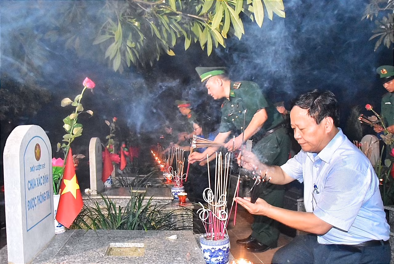 Thắp nến tri ân các anh hùng liệt sỹ ảnh 11