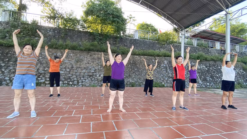 Việc tập luyện thể dục, thể thao mỗi ngày giúp các thành viên trong câu lạc bộ tăng cường sức khỏe, nâng cao tinh thần.