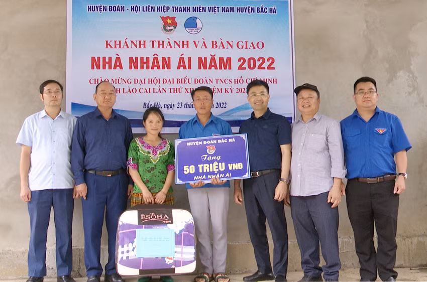 Trao “Nhà nhân ái” cho anh Thào Seo Lồ, xã Bản Phố.