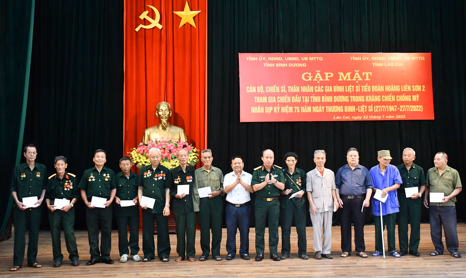 Gặp mặt cán bộ, chiến sĩ, thân nhân các gia đình liệt sĩ Tiểu đoàn Hoàng Liên Sơn 2 tham gia chiến đấu tại tỉnh Bình Dương ảnh 7