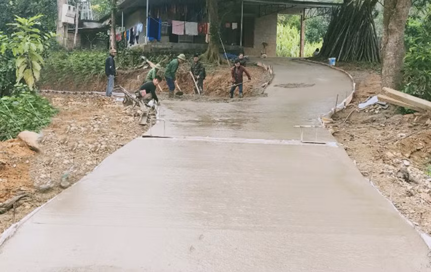 Người dân thôn Bảo Nhai đổ bê tông đường giao thông nông thôn.