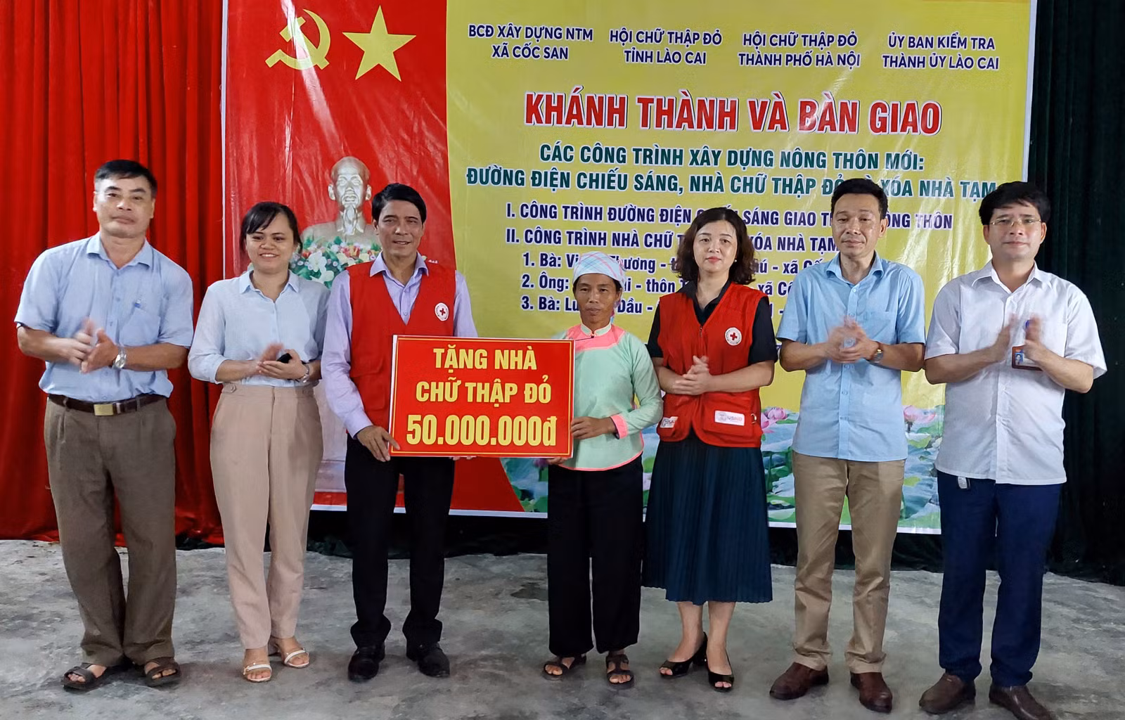 Trao biển tượng trưng hỗ trợ xây nhà Chữ thập đỏ.