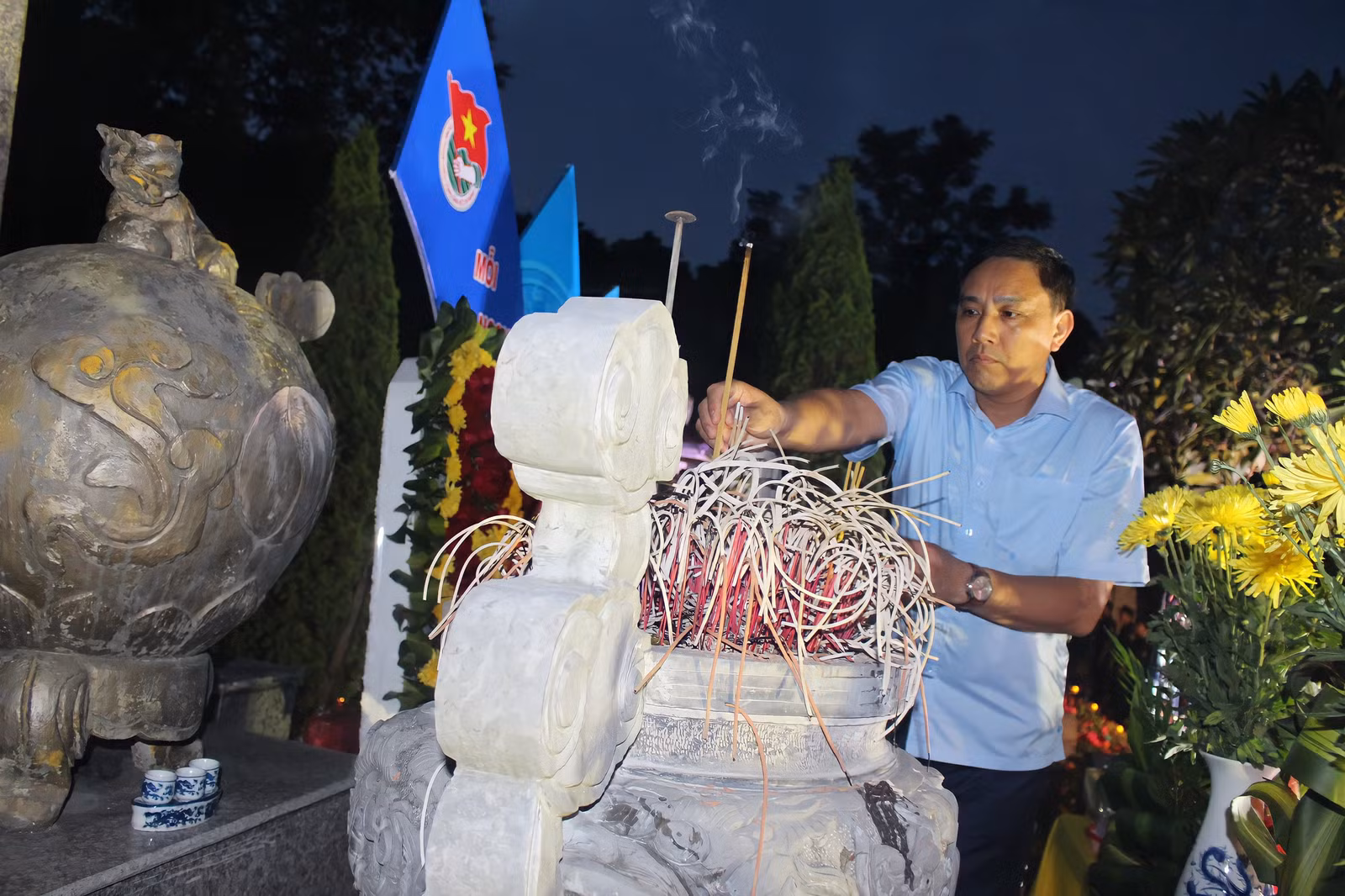Thắp nến tri ân các anh hùng liệt sỹ ảnh 2