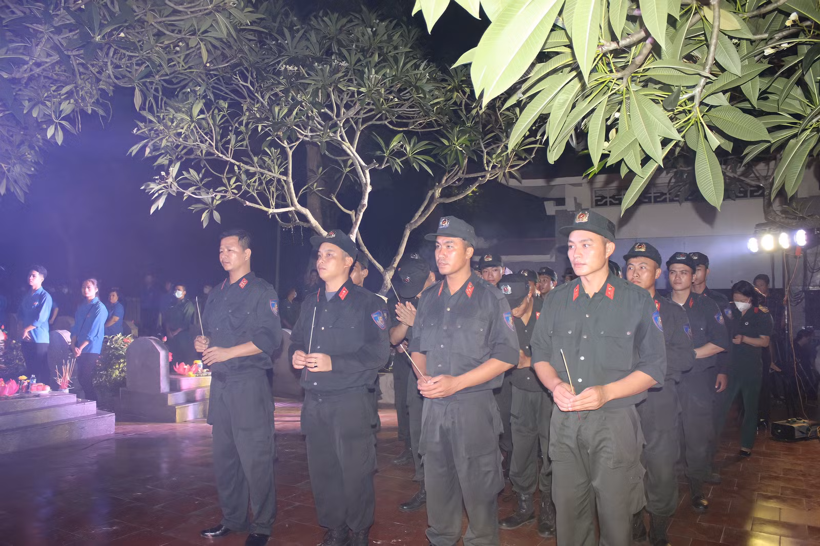 Thắp nến tri ân các anh hùng liệt sỹ ảnh 6