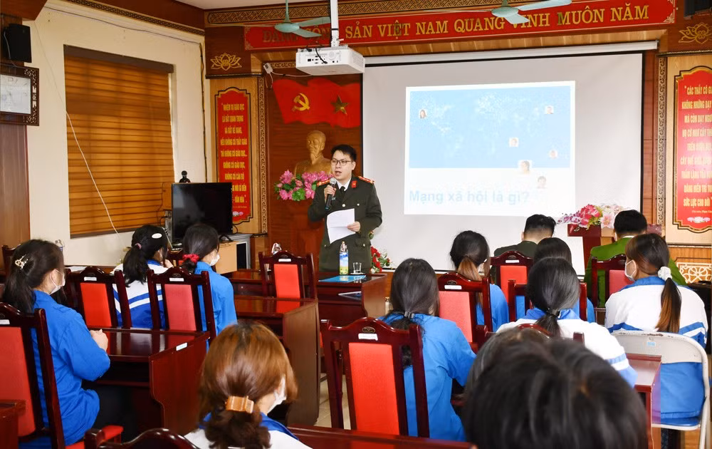 Đoàn thanh niên Công an tỉnh tuyên truyền kỹ năng sử dụng mạng xã hội cho học sinh Trường PTDT nội trú THCS và THPT huyện Si Ma Cai.