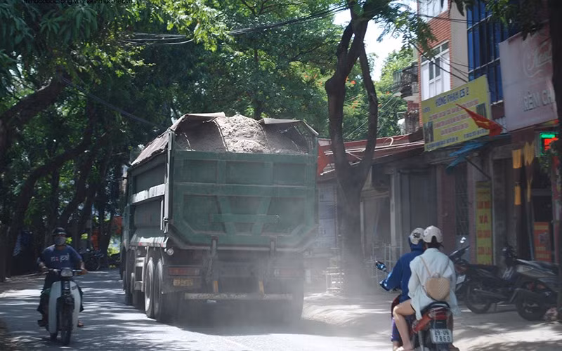 Một chiếc xe có dấu hiệu quá khổ, quá tải chạy trên đường Hoàng Tăng Bí, quận Bắc Từ Liêm.