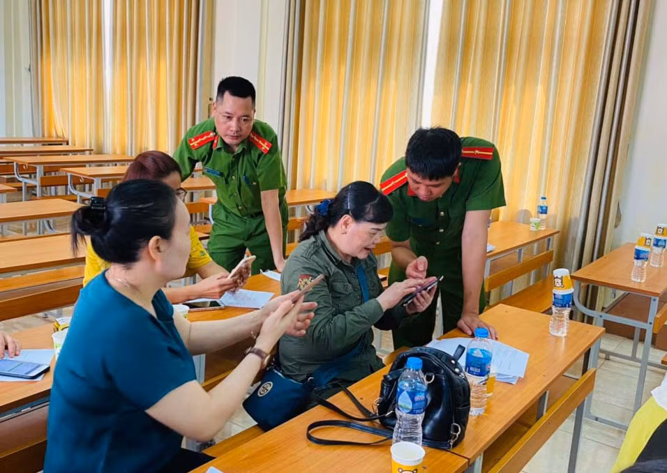 Hướng dẫn chủ cơ sở kinh doanh lưu trú thực hành khai báo trên điện thoại di động.