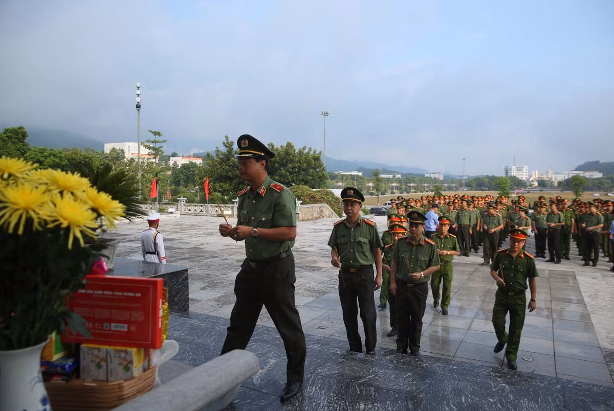Đoàn đại biểu tham gia Hội thi Điều lệnh, bắn súng, võ thuật Công an nhân dân năm 2022 khu vực phía Bắc dâng hương các anh hùng liệt sỹ tỉnh Lào Cai ảnh 3