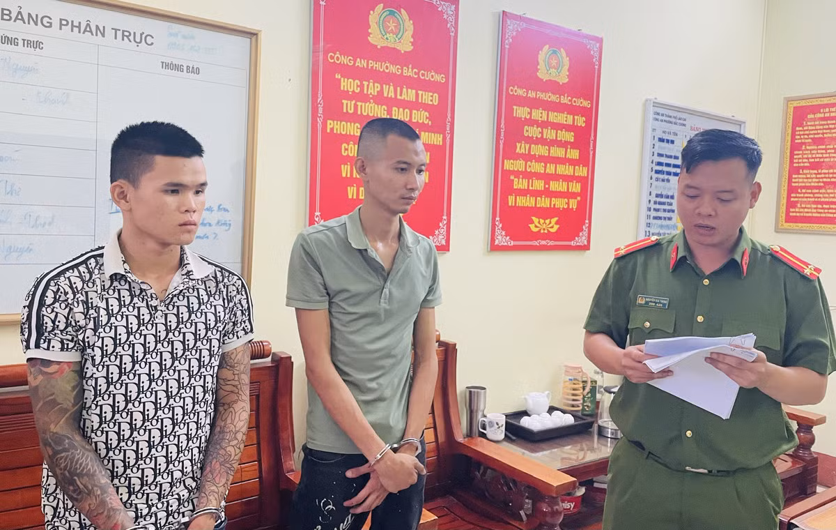Thi hành lệnh bắt 2 bị can để tạm giam về hành vi sử dụng trái phép vũ khí quân dụng ảnh 1