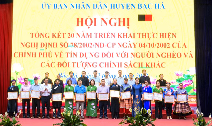 Trao Giấy khen cho các cá nhân.