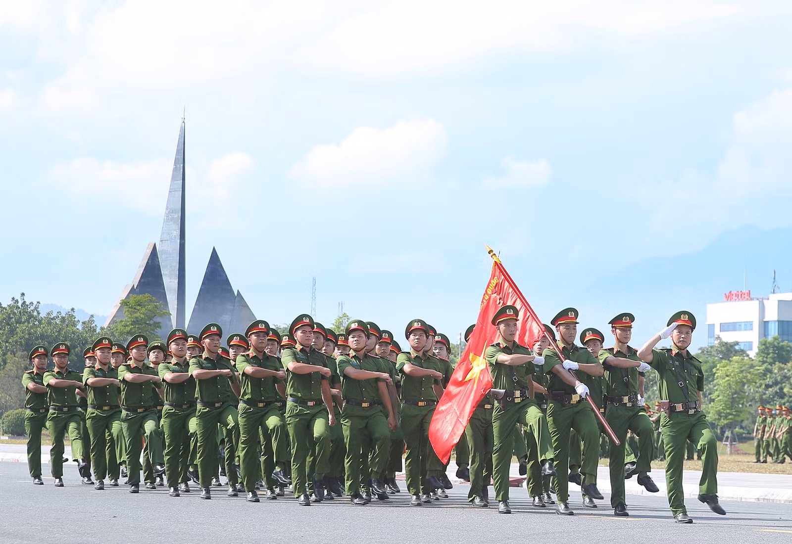 Đoàn cán bộ, chiễn sỹ Công an tỉnh Lào Cai diễu hành tại lễ khai mạc.