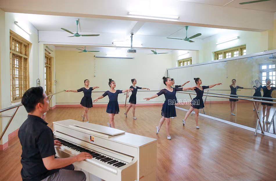 Những "thiên nga" khổ luyện trên giảng đường múa ảnh 4