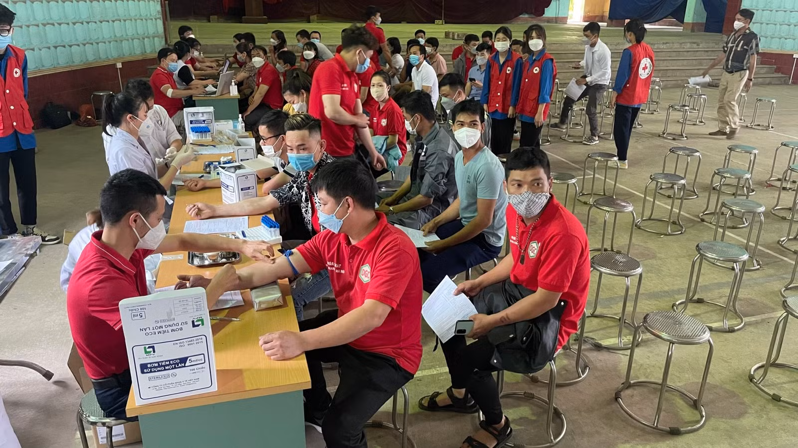 Tiếp nhận 517 đơn vị máu từ Ngày hội "Những giọt máu hồng công nhân, viên chức, lao động" năm 2022 ảnh 1