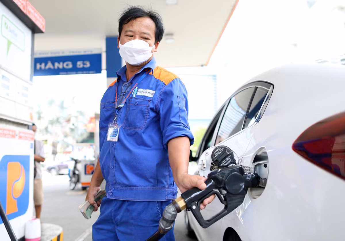  Ngày mai, xăng trong nước sẽ lên mốc 30.000 đồng/lít? ảnh 1