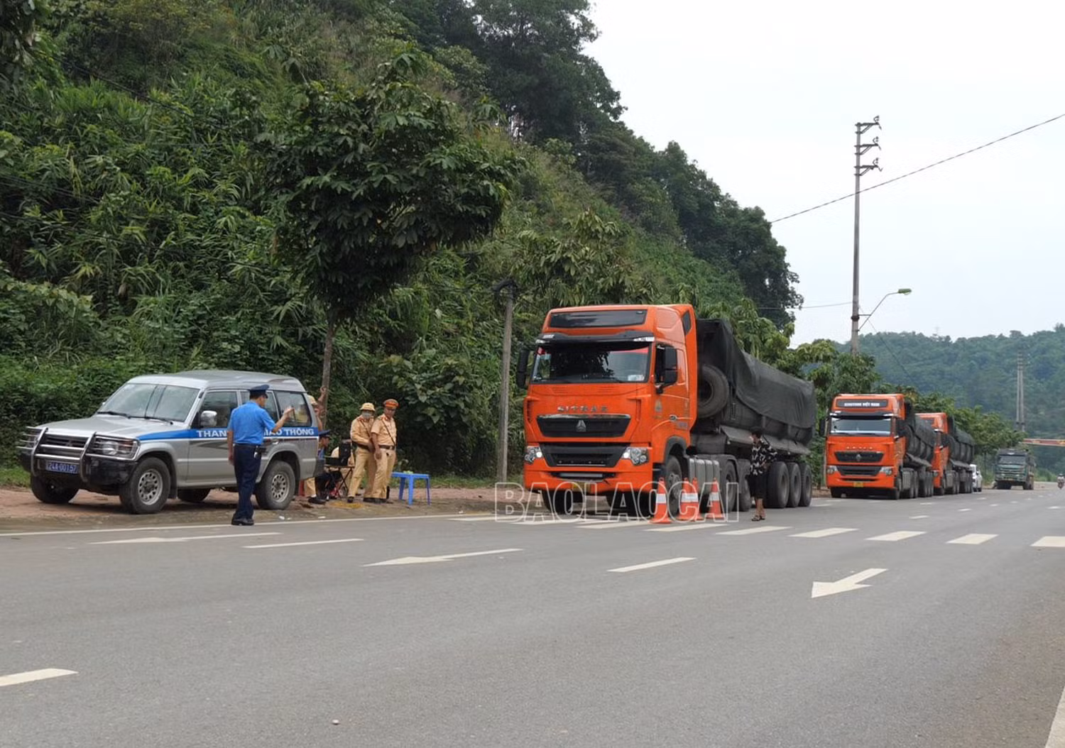 Bát Xát: Xử phạt 2 phương tiện chở quá tải gần 14 triệu đồng ảnh 1