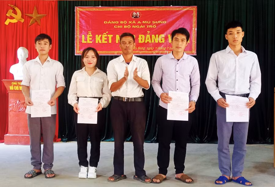 Trao quyết định kết nạp đảng viên tại các chi bộ nông thôn xã vùng cao A Mú Sung (Bát Xát).