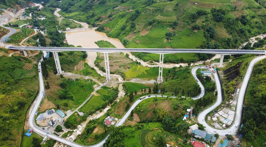 Cầu cạn Móng Sến được xây dựng điều chỉnh hướng tuyến để tránh ruộng bậc thang Vù Lùng Sung.