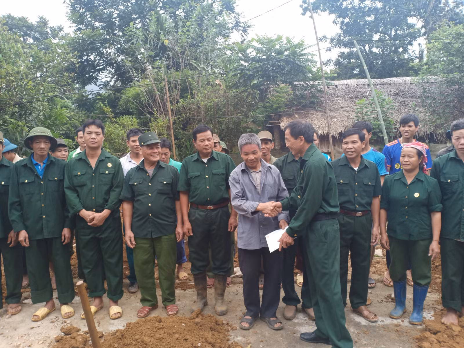 Những ngôi nhà ấm áp nghĩa tình ảnh 2