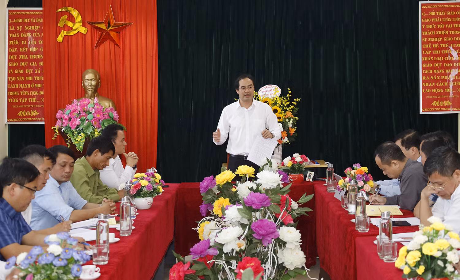 Chủ tịch UBND tỉnh Trịnh Xuân Trường phát biểu tại buổi làm việc với UBND xã Tả Thàng.