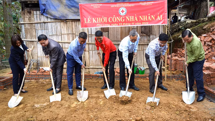 Khởi công xây dựng Nhà nhân ái cho hộ nghèo tại xã Pha Long ảnh 2
