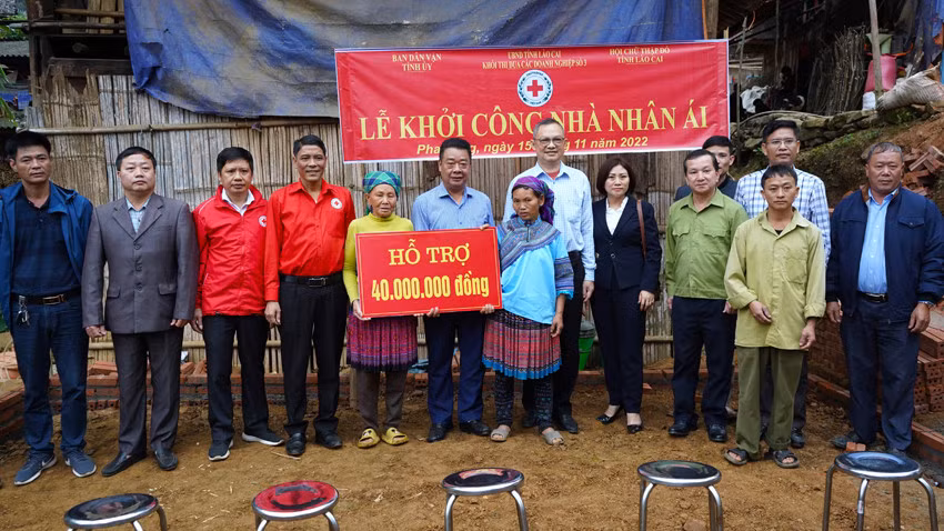 Đơn vị tài trợ trao kinh phí hỗ trợ xây dựng nhà nhân ái cho gia đình chị Ma Seo Súng.