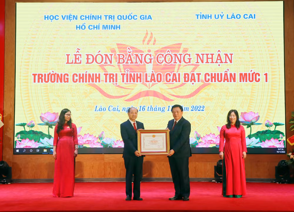 Trường Chính trị tỉnh Lào Cai đón nhận Bằng đạt chuẩn mức 1 đầu tiên trong cả nước ảnh 5