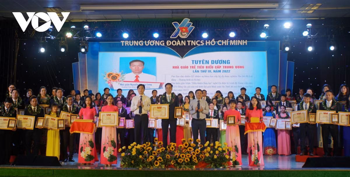 100 nhà giáo trẻ tiêu biểu cấp Trung ương lần thứ III.