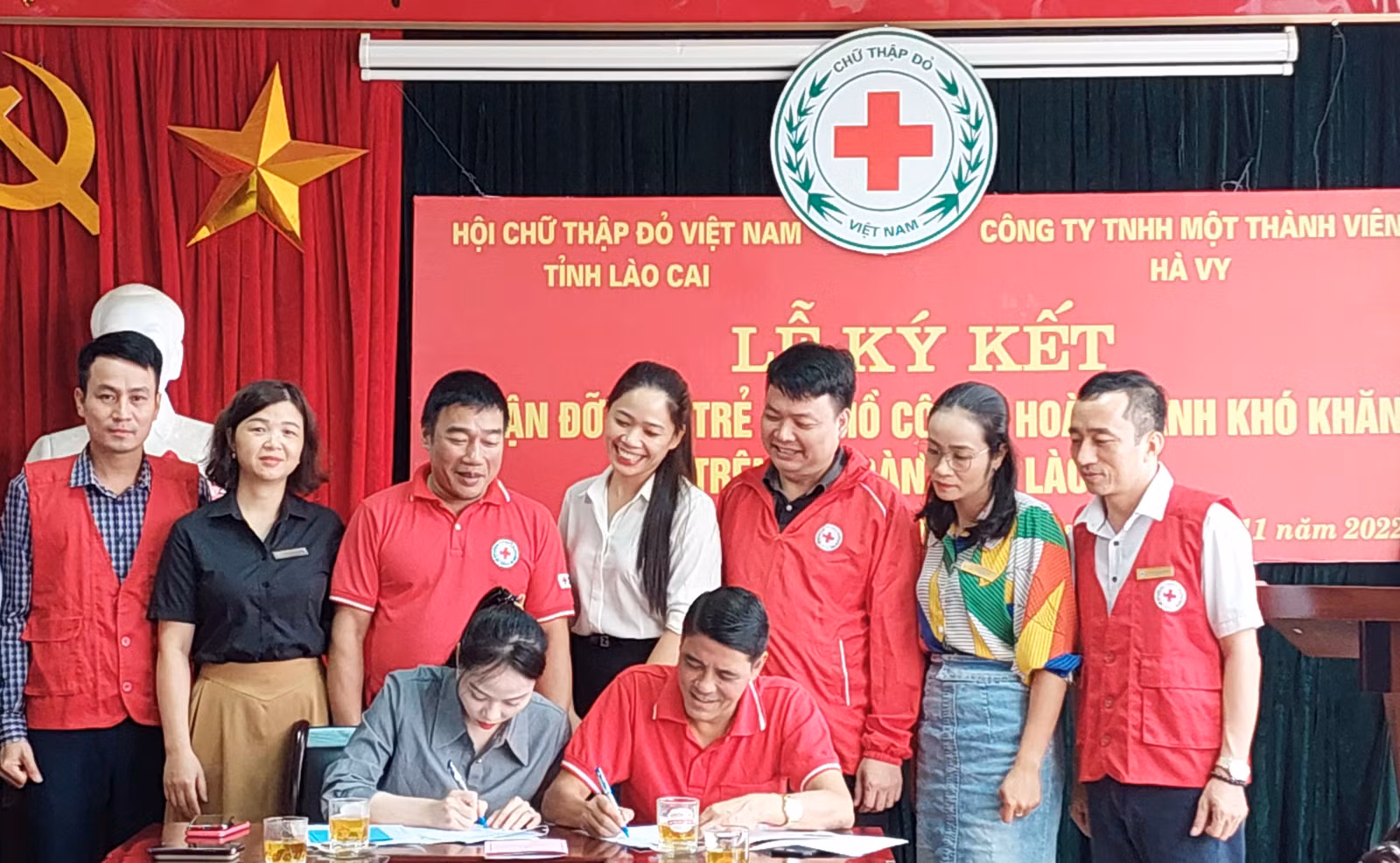 Đại diện lãnh đạo Hội Chữ thập đỏ tỉnh và Công ty TNHH MTV Hà Vy ký kết thỏa thuận.
