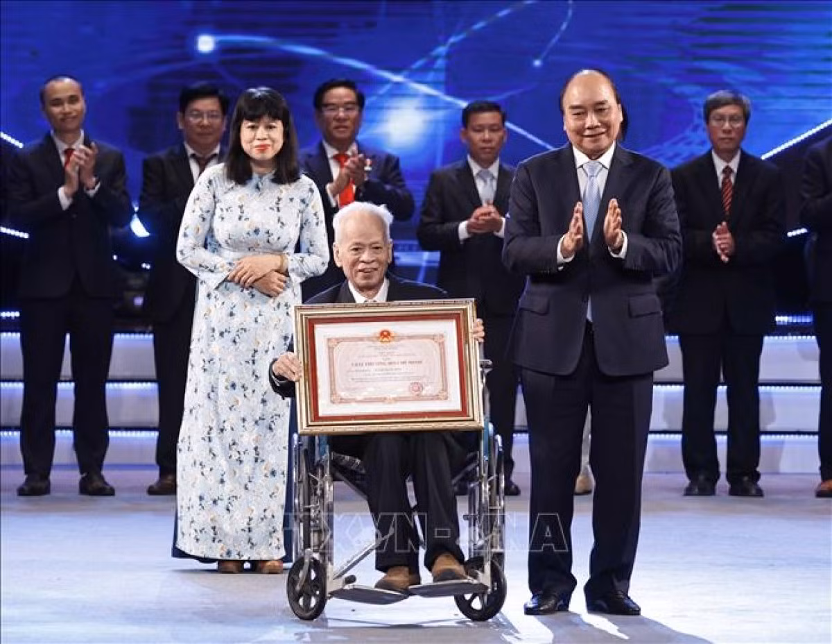 Chủ tịch nước Nguyễn Xuân Phúc trao Giải thưởng Hồ Chí Minh cho Giáo sư, Tiến sĩ khoa học Nguyễn Quang Đông, tác giả công trình "Tự điển chữ Nôm dẫn giải".