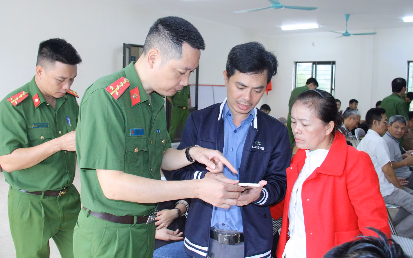 Hướng dẫn người dân thao tác, truy cập phần mềm.